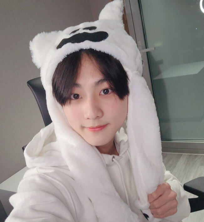 Jungwon cute hat selca